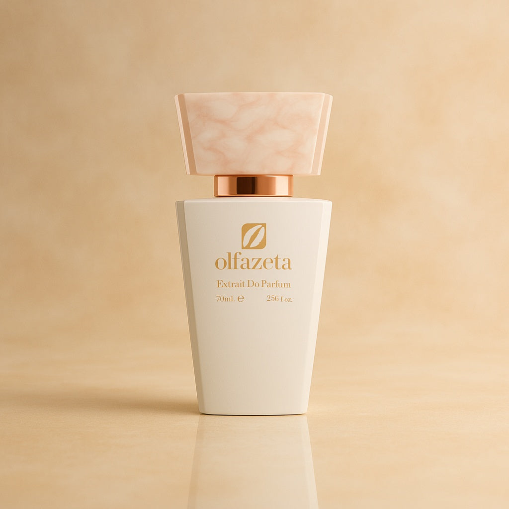British Charm For Her von Olfazeta: weisser Flakon vor beigem Hintergrund