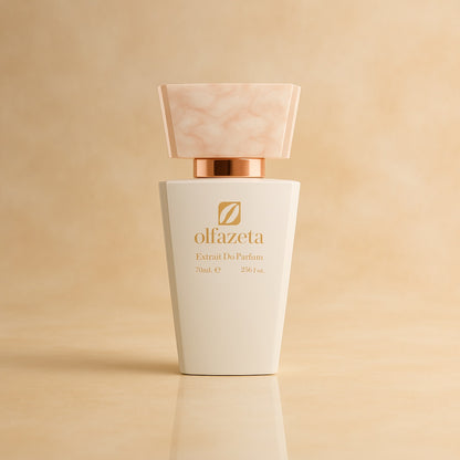 British Charm For Her von Olfazeta: weisser Flakon vor beigem Hintergrund