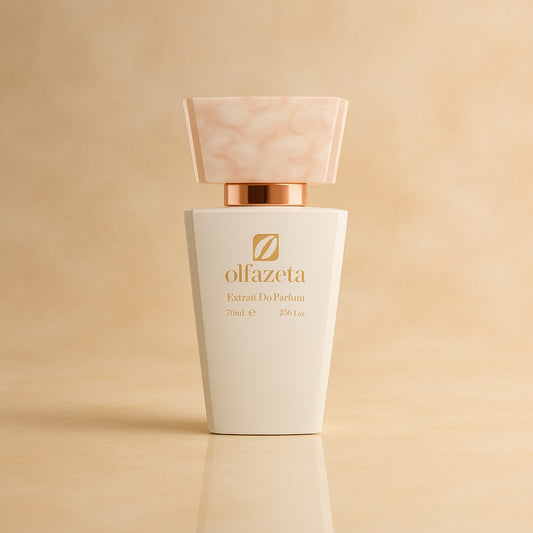 British Charm For Her von Olfazeta: weisser Flakon vor beigem Hintergrund