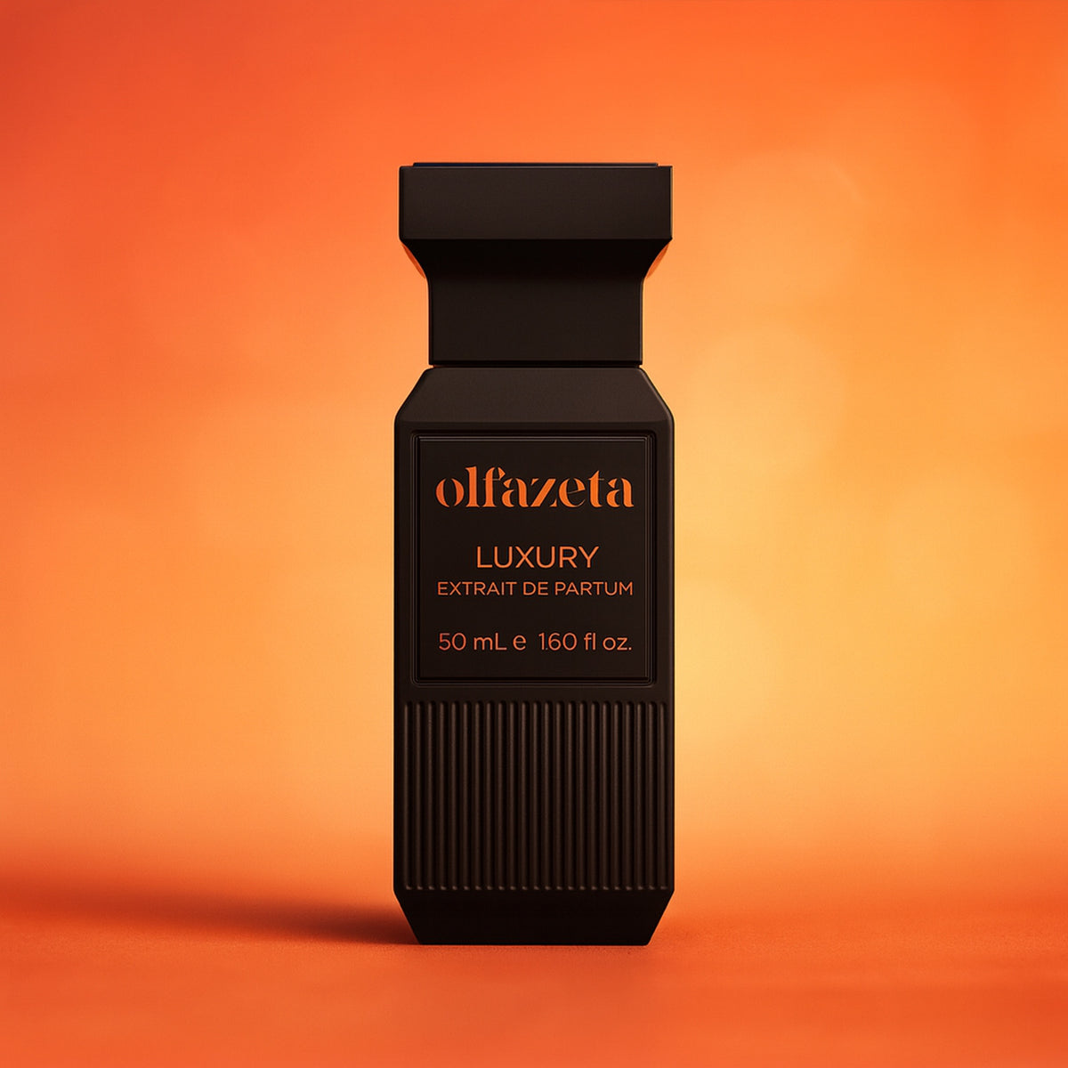 Orange Nectar von Olfazeta: schwarzer geriffelter Flakon vor orangefarbenem Hintergrund