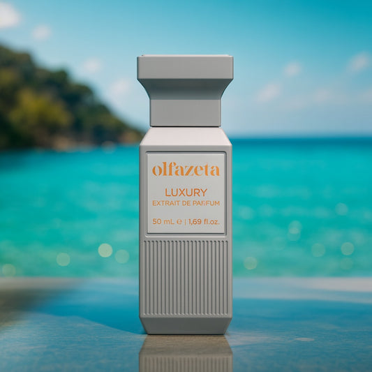 Riviera von Olfazeta: heller geriffelter Flakon vor einer Meeresbucht